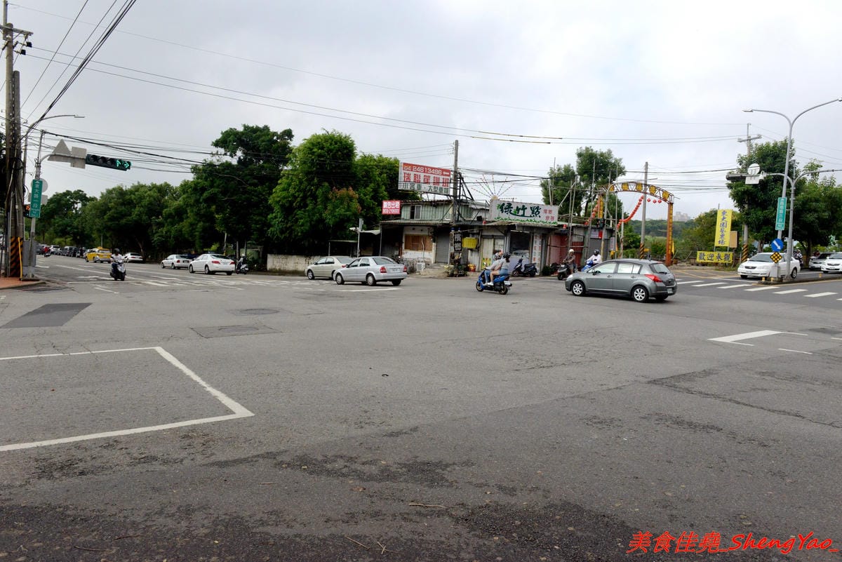 [台中西屯]六樓三明治 – 中科商圈文青風行動早餐車,用老舊偉士牌機車載來賣,主打自製麵包手作漢堡和佛卡夏三明治,用料豐富,自製醬料味道獨特,每天口味不固定,數量有限賣完為止。