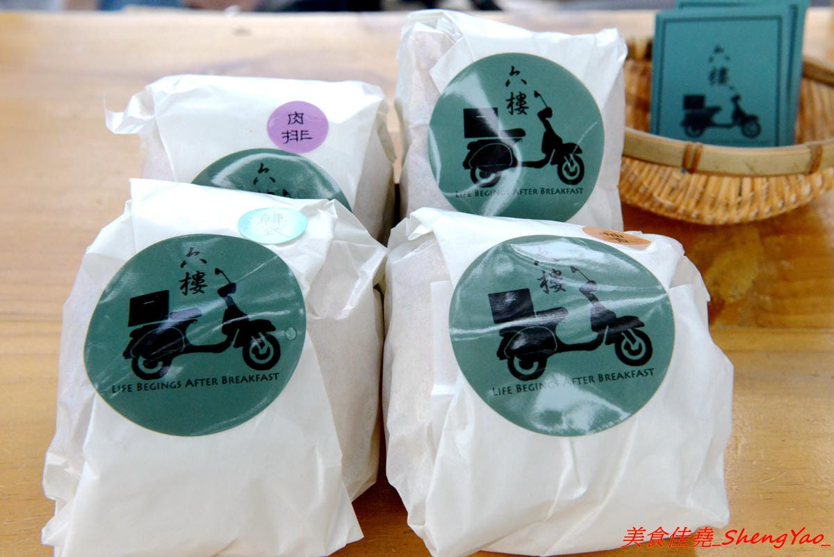 [台中西屯]六樓三明治 – 中科商圈文青風行動早餐車,用老舊偉士牌機車載來賣,主打自製麵包手作漢堡和佛卡夏三明治,用料豐富,自製醬料味道獨特,每天口味不固定,數量有限賣完為止。