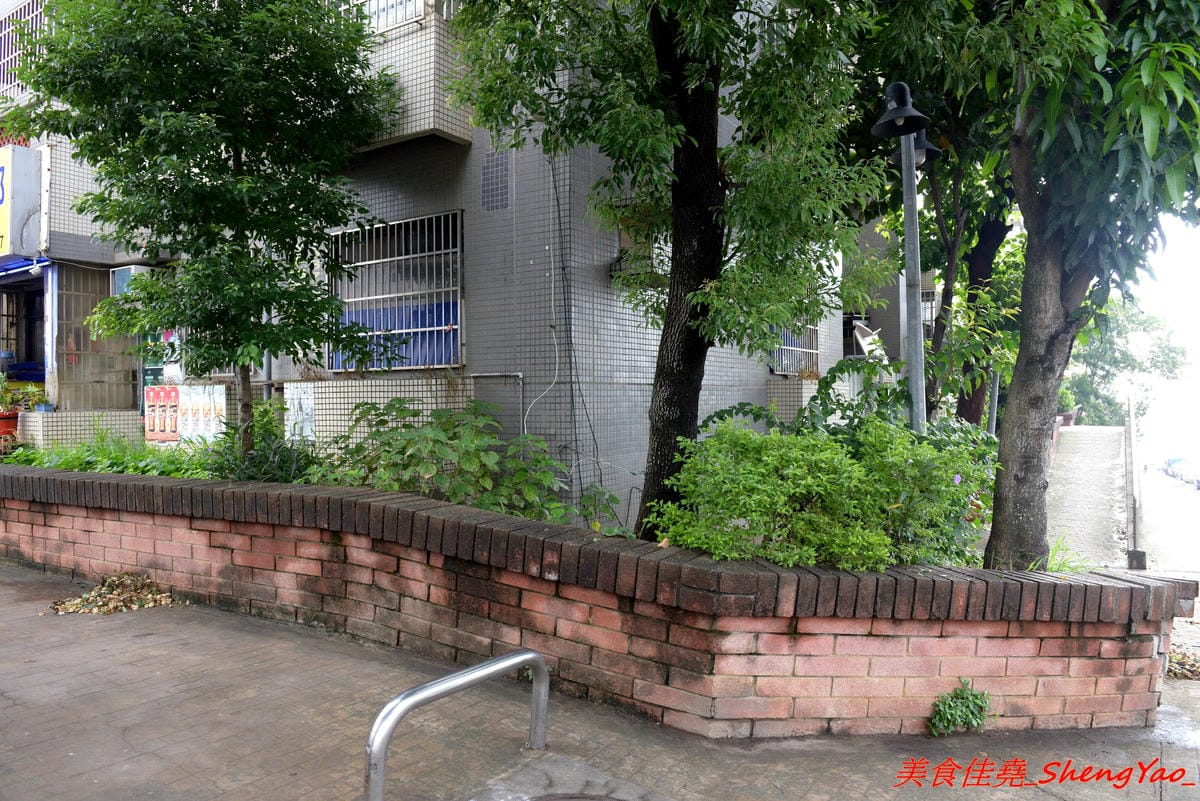 [台中西屯]六樓三明治 – 中科商圈文青風行動早餐車,用老舊偉士牌機車載來賣,主打自製麵包手作漢堡和佛卡夏三明治,用料豐富,自製醬料味道獨特,每天口味不固定,數量有限賣完為止。