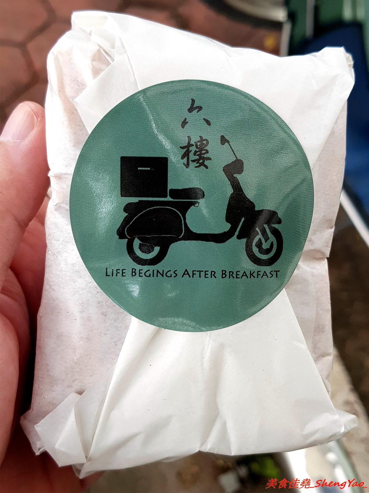 [台中西屯]六樓三明治 – 中科商圈文青風行動早餐車,用老舊偉士牌機車載來賣,主打自製麵包手作漢堡和佛卡夏三明治,用料豐富,自製醬料味道獨特,每天口味不固定,數量有限賣完為止。
