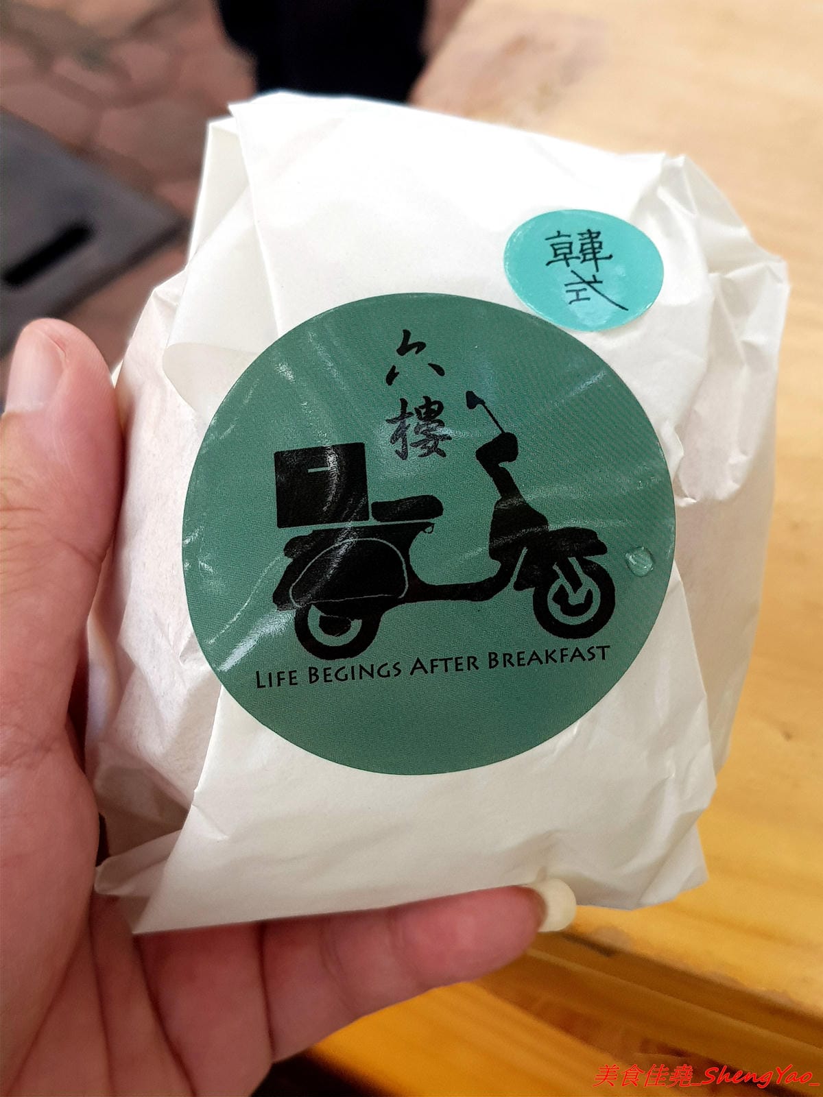 [台中西屯]六樓三明治 – 中科商圈文青風行動早餐車,用老舊偉士牌機車載來賣,主打自製麵包手作漢堡和佛卡夏三明治,用料豐富,自製醬料味道獨特,每天口味不固定,數量有限賣完為止。