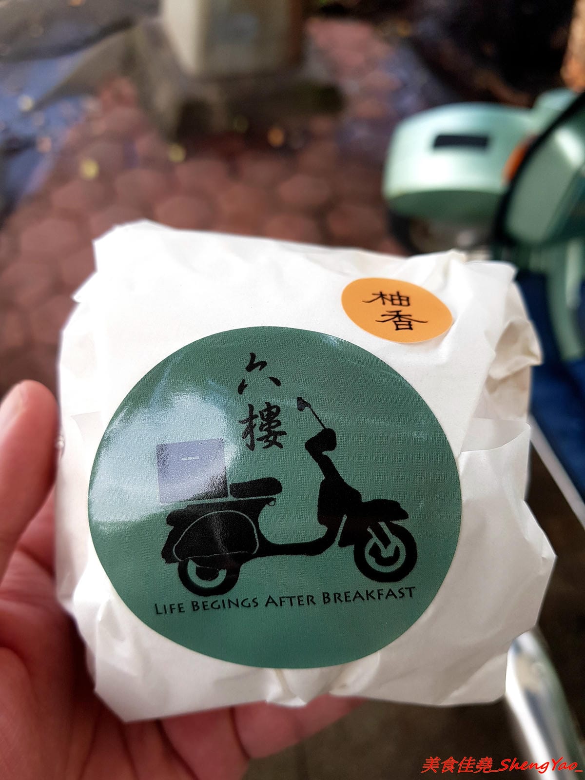 [台中西屯]六樓三明治 – 中科商圈文青風行動早餐車,用老舊偉士牌機車載來賣,主打自製麵包手作漢堡和佛卡夏三明治,用料豐富,自製醬料味道獨特,每天口味不固定,數量有限賣完為止。