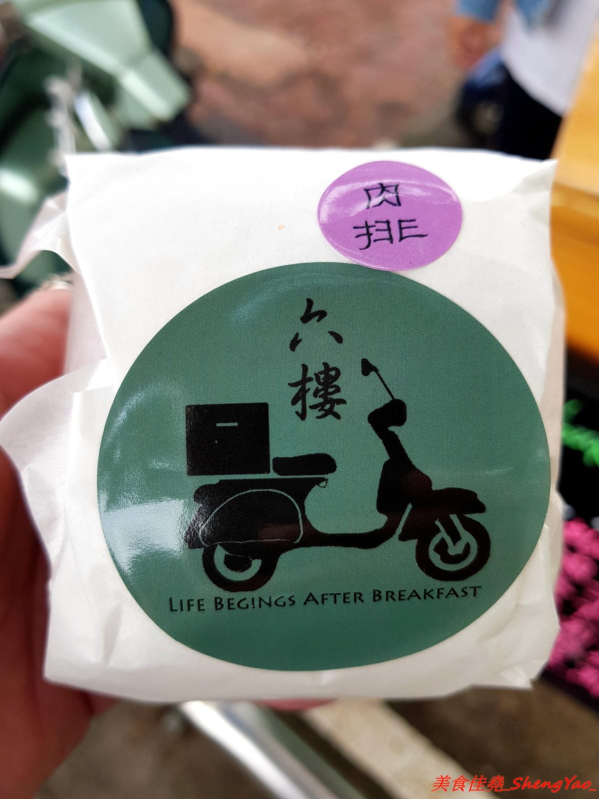 [台中西屯]六樓三明治 – 中科商圈文青風行動早餐車,用老舊偉士牌機車載來賣,主打自製麵包手作漢堡和佛卡夏三明治,用料豐富,自製醬料味道獨特,每天口味不固定,數量有限賣完為止。