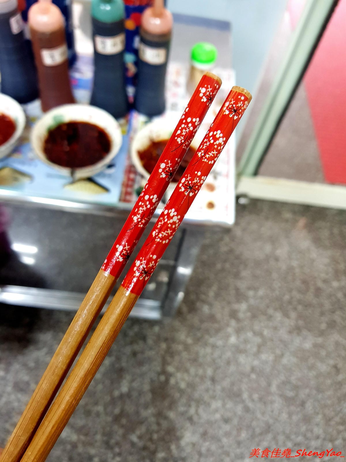 [台中沙鹿]阿拉麵館 – 沙鹿開了兩年多的隱藏版麵館,麵食份量實在,配菜給得超有誠意,口味不俗,價位適中,店內用餐環境乾淨明亮,店家態度親切。