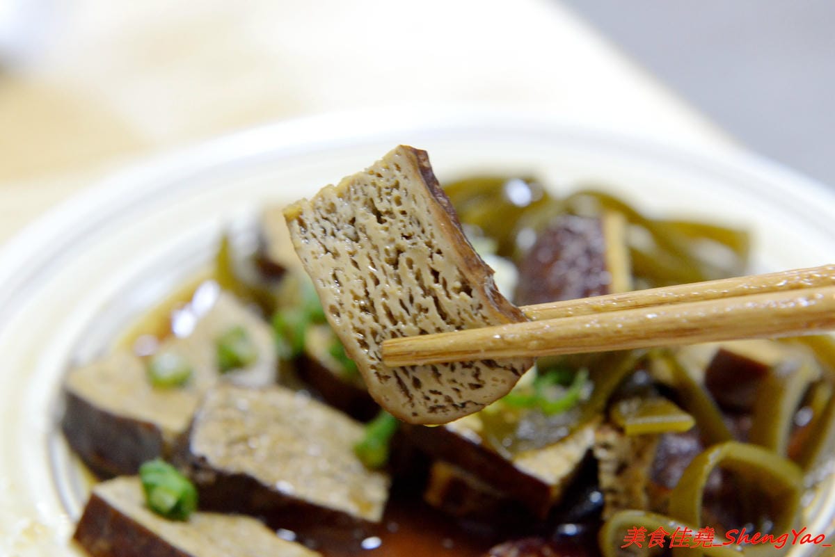 [台中沙鹿]阿拉麵館 – 沙鹿開了兩年多的隱藏版麵館,麵食份量實在,配菜給得超有誠意,口味不俗,價位適中,店內用餐環境乾淨明亮,店家態度親切。