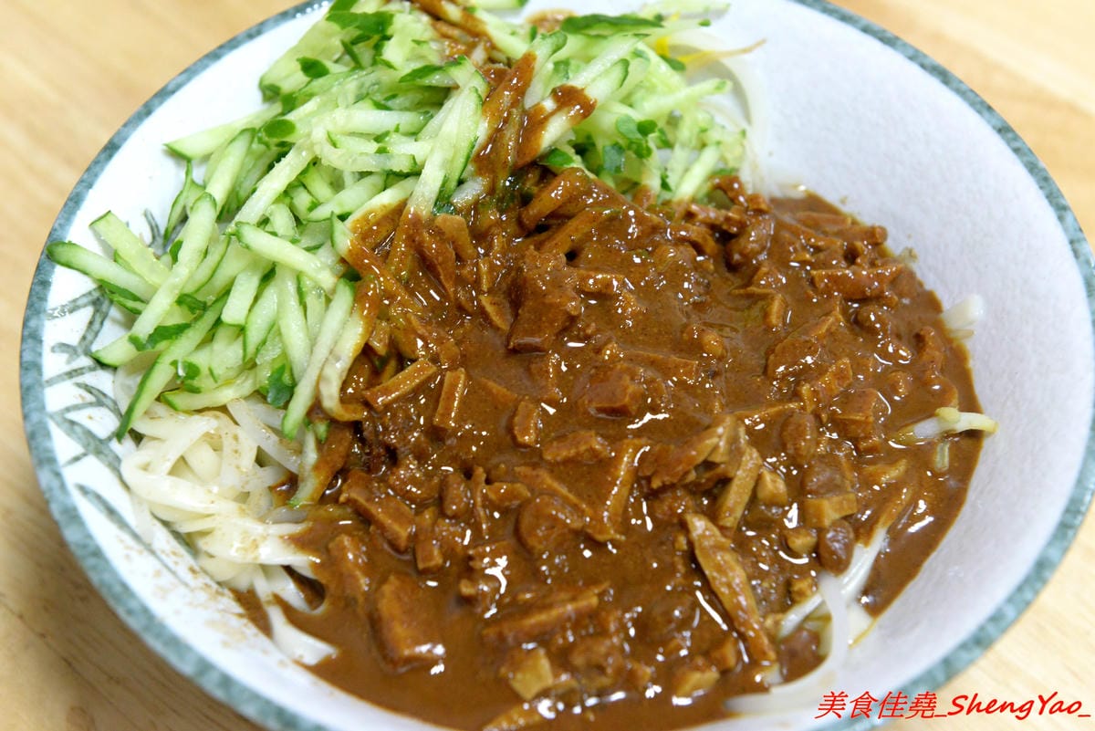 [台中沙鹿]阿拉麵館 – 沙鹿開了兩年多的隱藏版麵館,麵食份量實在,配菜給得超有誠意,口味不俗,價位適中,店內用餐環境乾淨明亮,店家態度親切。