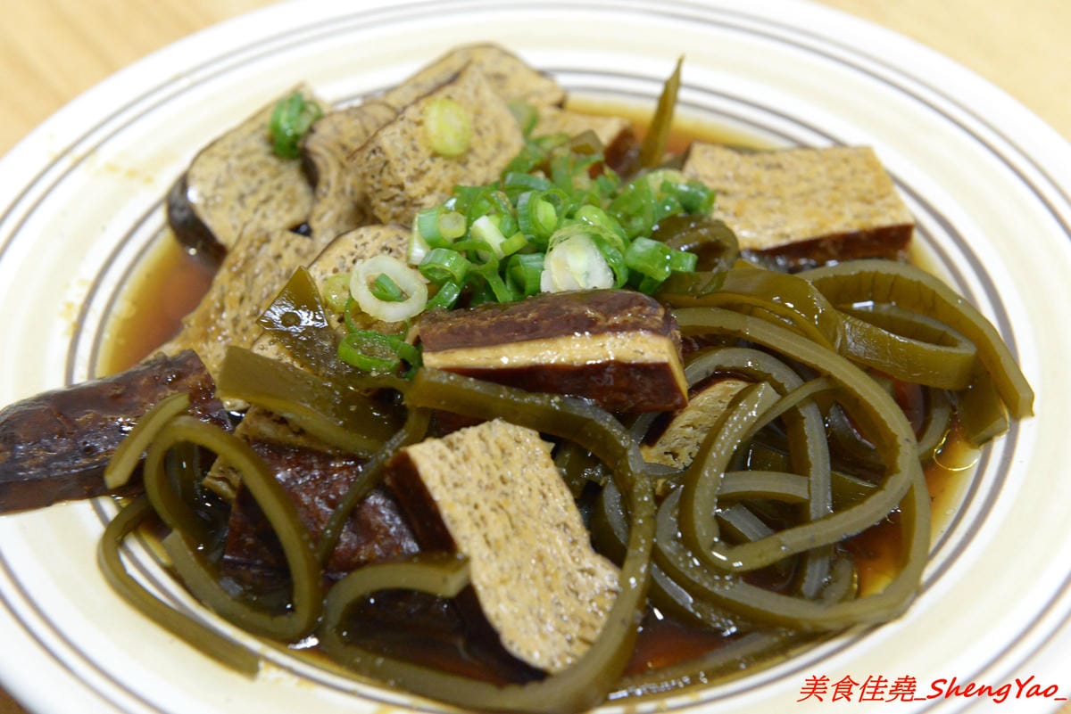 [台中沙鹿]阿拉麵館 – 沙鹿開了兩年多的隱藏版麵館,麵食份量實在,配菜給得超有誠意,口味不俗,價位適中,店內用餐環境乾淨明亮,店家態度親切。