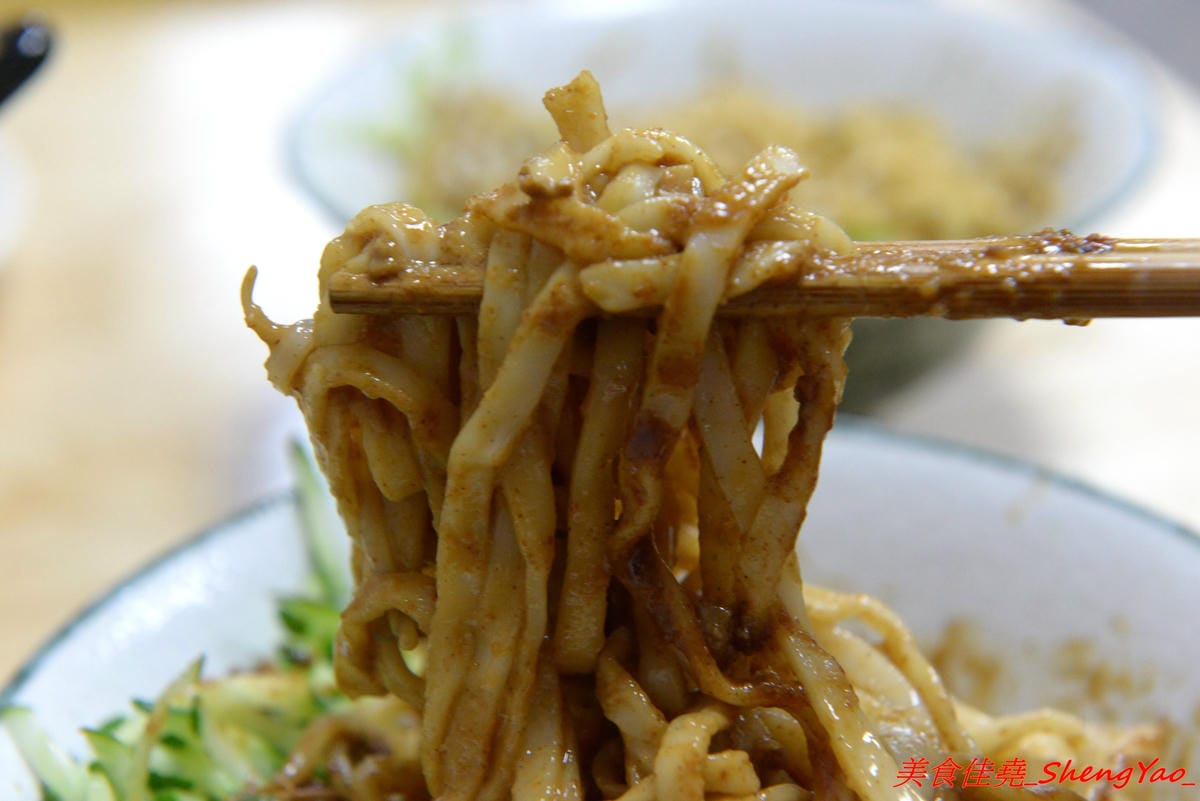 [台中沙鹿]阿拉麵館 – 沙鹿開了兩年多的隱藏版麵館,麵食份量實在,配菜給得超有誠意,口味不俗,價位適中,店內用餐環境乾淨明亮,店家態度親切。