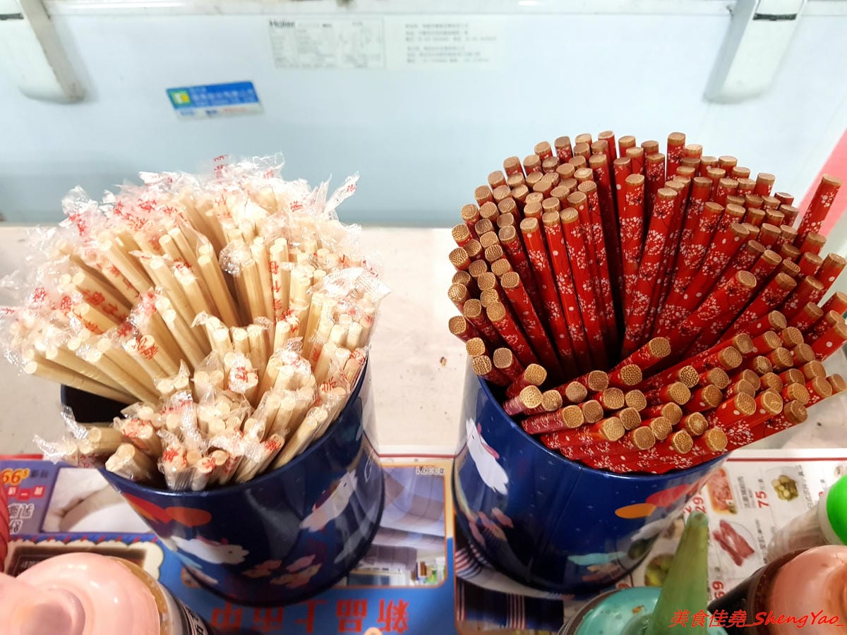 [台中沙鹿]阿拉麵館 – 沙鹿開了兩年多的隱藏版麵館,麵食份量實在,配菜給得超有誠意,口味不俗,價位適中,店內用餐環境乾淨明亮,店家態度親切。