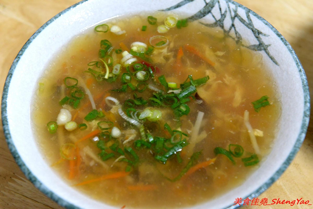 [台中沙鹿]阿拉麵館 – 沙鹿開了兩年多的隱藏版麵館,麵食份量實在,配菜給得超有誠意,口味不俗,價位適中,店內用餐環境乾淨明亮,店家態度親切。