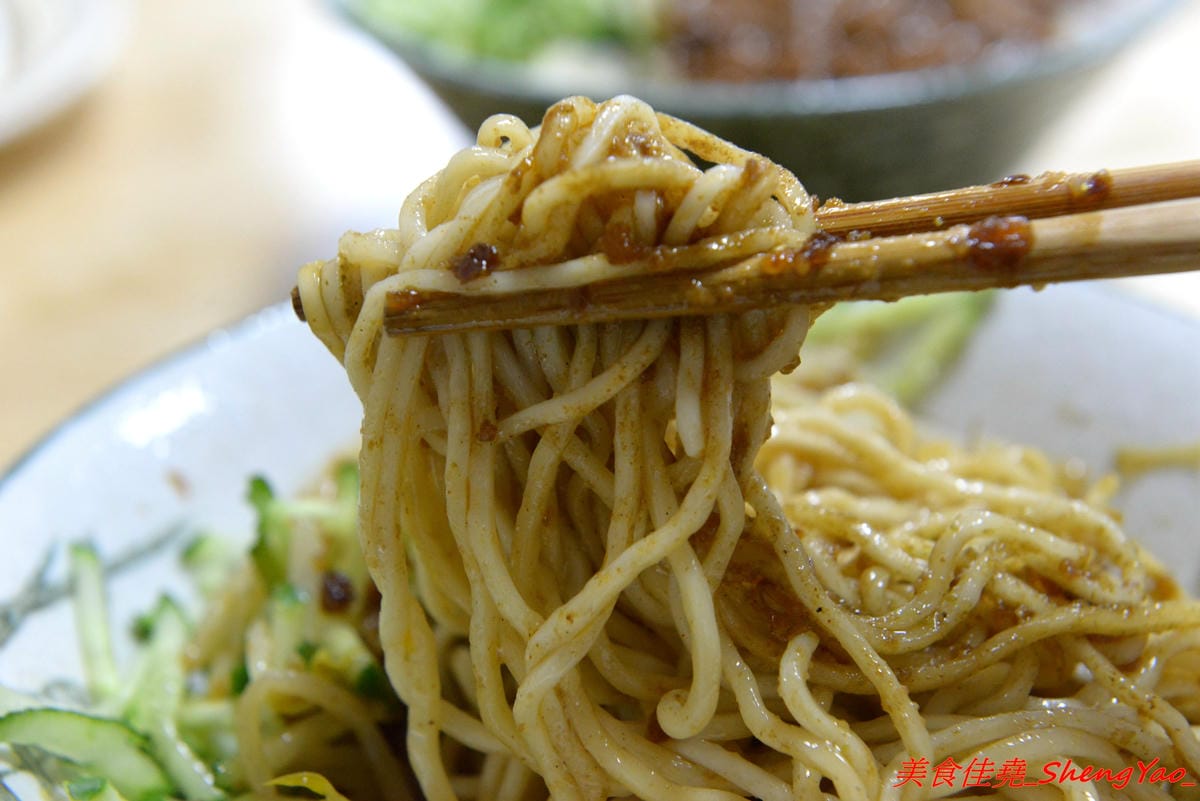 [台中沙鹿]阿拉麵館 – 沙鹿開了兩年多的隱藏版麵館,麵食份量實在,配菜給得超有誠意,口味不俗,價位適中,店內用餐環境乾淨明亮,店家態度親切。