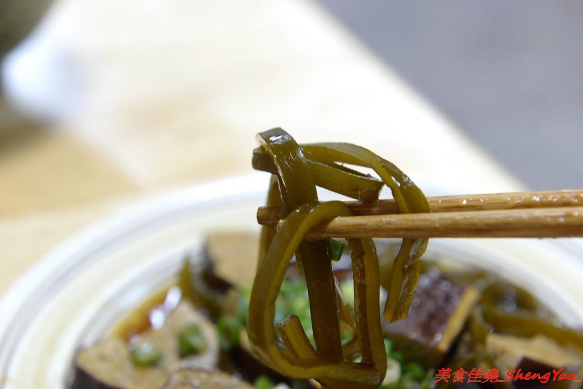 [台中沙鹿]阿拉麵館 – 沙鹿開了兩年多的隱藏版麵館,麵食份量實在,配菜給得超有誠意,口味不俗,價位適中,店內用餐環境乾淨明亮,店家態度親切。