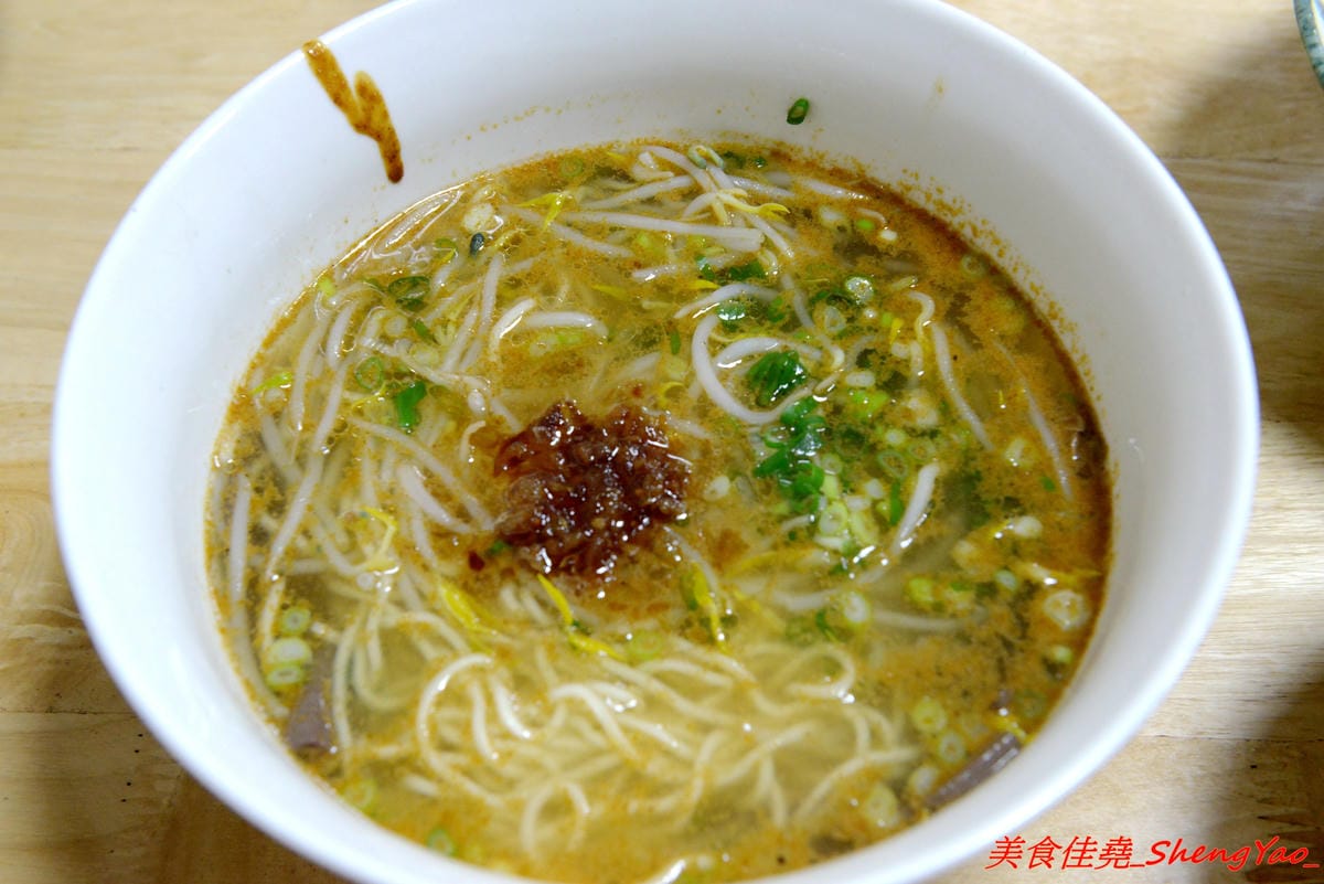 [台中沙鹿]阿拉麵館 – 沙鹿開了兩年多的隱藏版麵館,麵食份量實在,配菜給得超有誠意,口味不俗,價位適中,店內用餐環境乾淨明亮,店家態度親切。