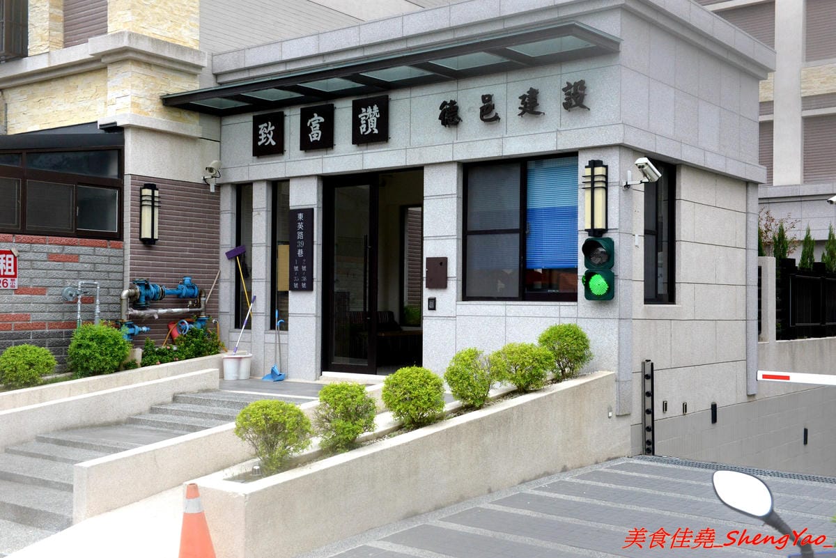 [台中沙鹿]阿拉麵館 – 沙鹿開了兩年多的隱藏版麵館,麵食份量實在,配菜給得超有誠意,口味不俗,價位適中,店內用餐環境乾淨明亮,店家態度親切。