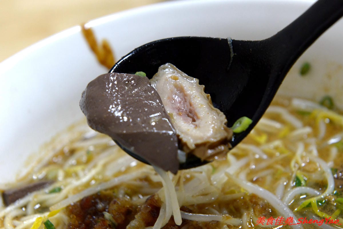 [台中沙鹿]阿拉麵館 – 沙鹿開了兩年多的隱藏版麵館,麵食份量實在,配菜給得超有誠意,口味不俗,價位適中,店內用餐環境乾淨明亮,店家態度親切。
