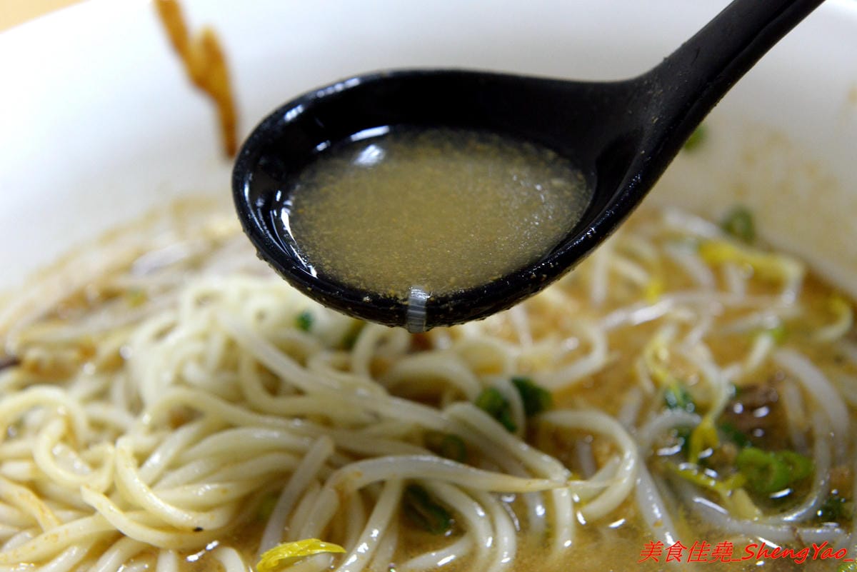 [台中沙鹿]阿拉麵館 – 沙鹿開了兩年多的隱藏版麵館,麵食份量實在,配菜給得超有誠意,口味不俗,價位適中,店內用餐環境乾淨明亮,店家態度親切。