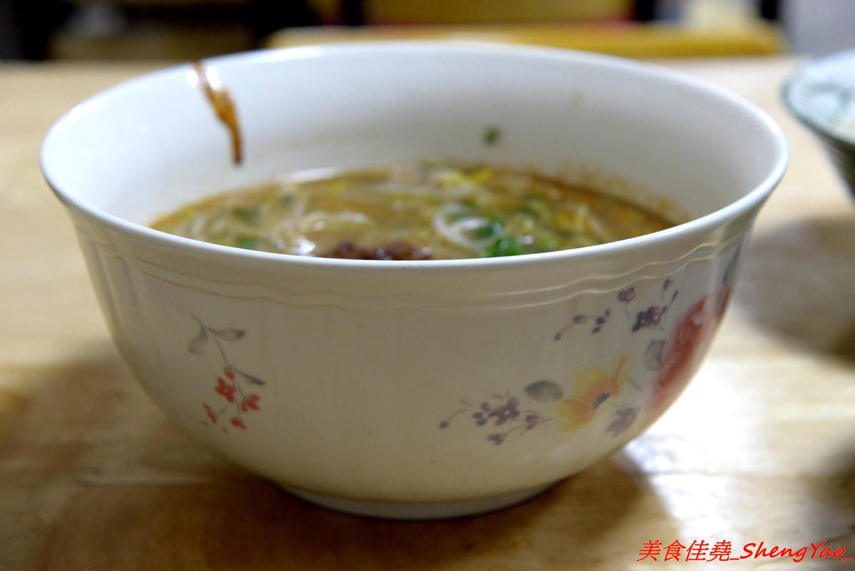 [台中沙鹿]阿拉麵館 – 沙鹿開了兩年多的隱藏版麵館,麵食份量實在,配菜給得超有誠意,口味不俗,價位適中,店內用餐環境乾淨明亮,店家態度親切。