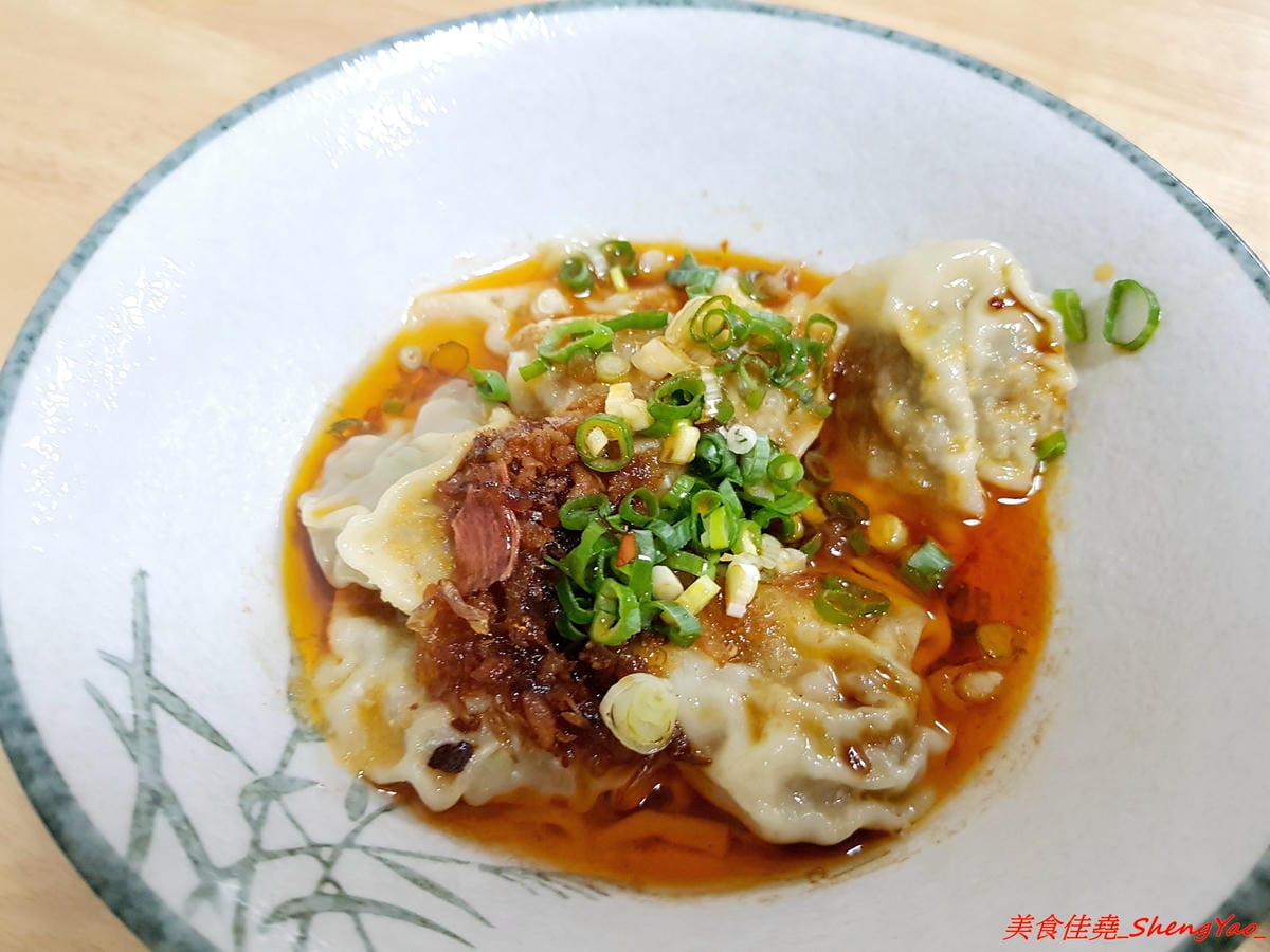 [台中沙鹿]阿拉麵館 – 沙鹿開了兩年多的隱藏版麵館,麵食份量實在,配菜給得超有誠意,口味不俗,價位適中,店內用餐環境乾淨明亮,店家態度親切。