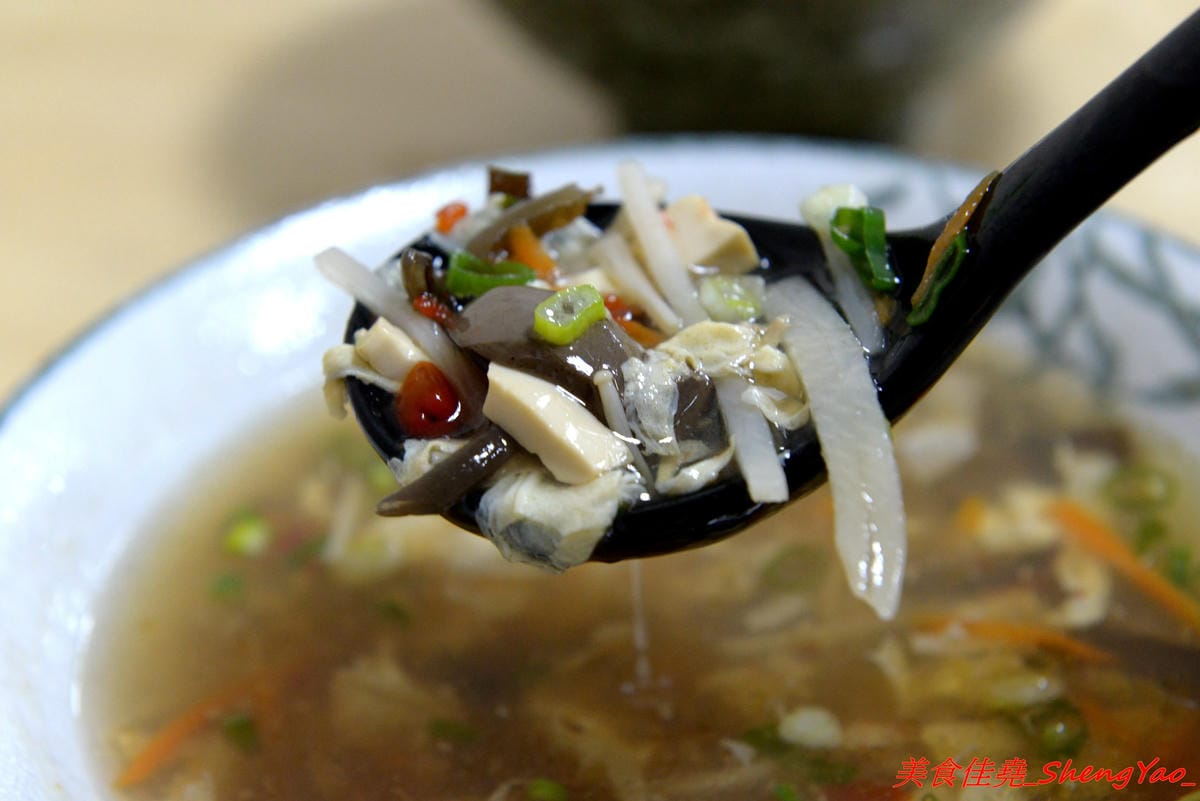 [台中沙鹿]阿拉麵館 – 沙鹿開了兩年多的隱藏版麵館,麵食份量實在,配菜給得超有誠意,口味不俗,價位適中,店內用餐環境乾淨明亮,店家態度親切。