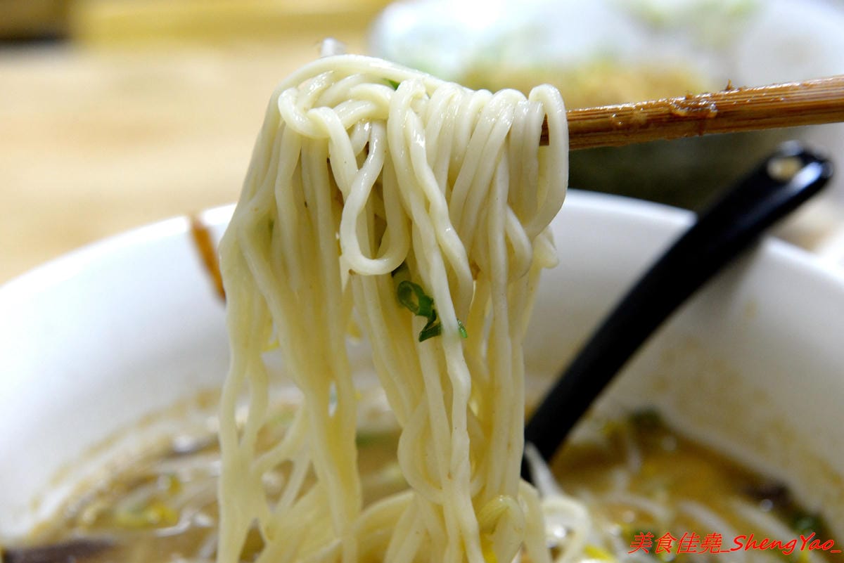 [台中沙鹿]阿拉麵館 – 沙鹿開了兩年多的隱藏版麵館,麵食份量實在,配菜給得超有誠意,口味不俗,價位適中,店內用餐環境乾淨明亮,店家態度親切。