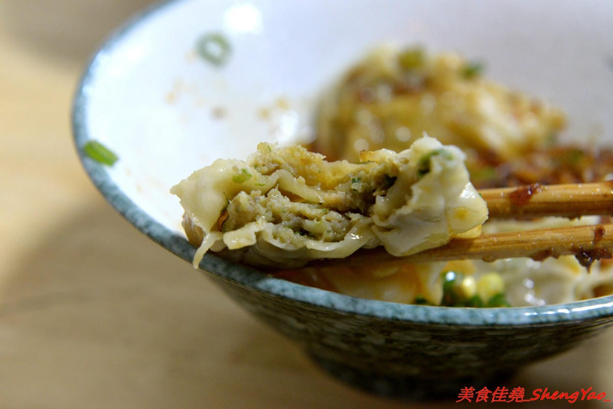 [台中沙鹿]阿拉麵館 – 沙鹿開了兩年多的隱藏版麵館,麵食份量實在,配菜給得超有誠意,口味不俗,價位適中,店內用餐環境乾淨明亮,店家態度親切。