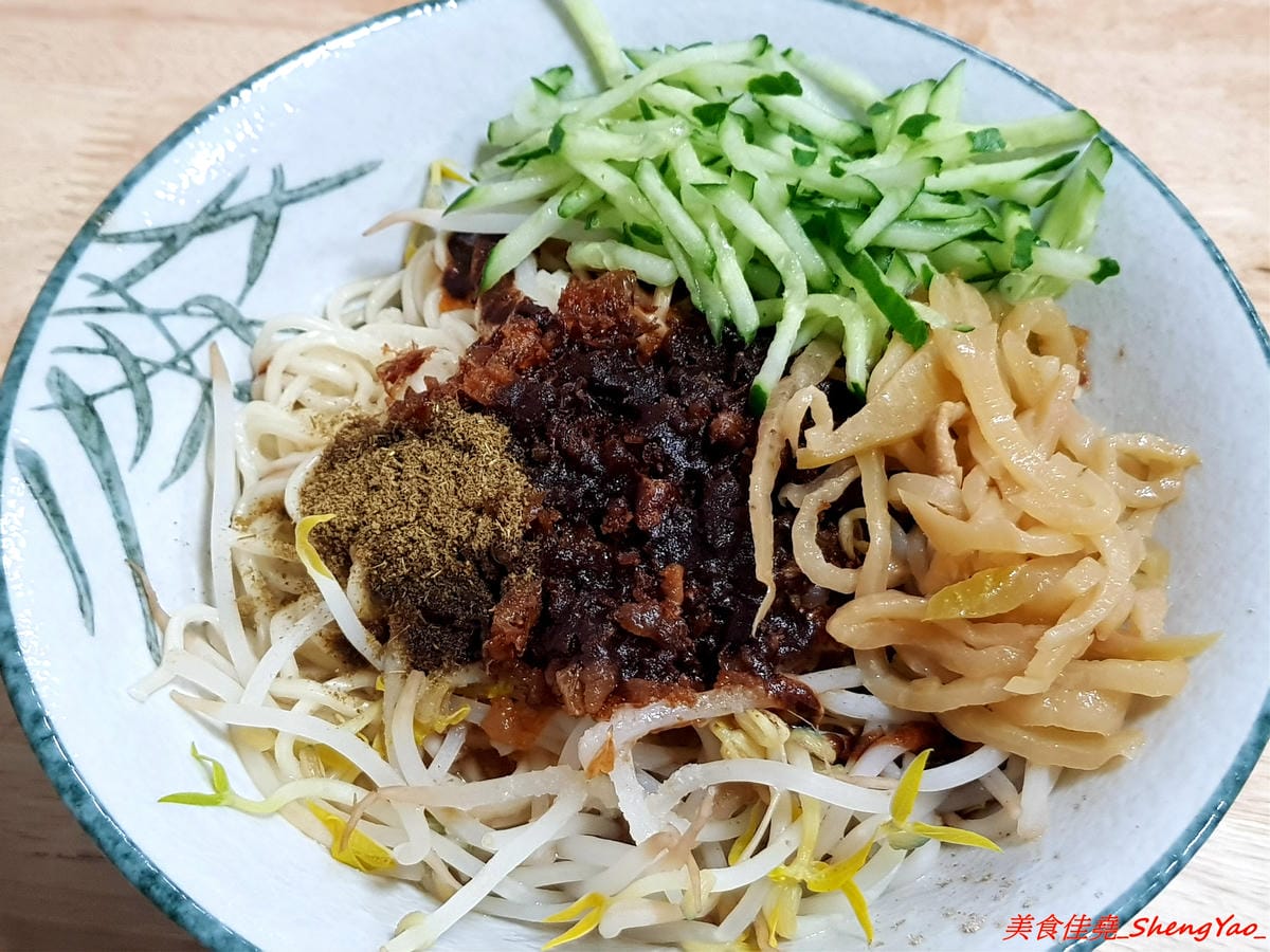 [台中沙鹿]阿拉麵館 – 沙鹿開了兩年多的隱藏版麵館,麵食份量實在,配菜給得超有誠意,口味不俗,價位適中,店內用餐環境乾淨明亮,店家態度親切。