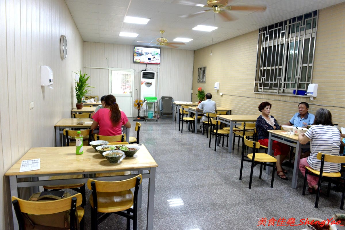 [台中沙鹿]阿拉麵館 – 沙鹿開了兩年多的隱藏版麵館,麵食份量實在,配菜給得超有誠意,口味不俗,價位適中,店內用餐環境乾淨明亮,店家態度親切。