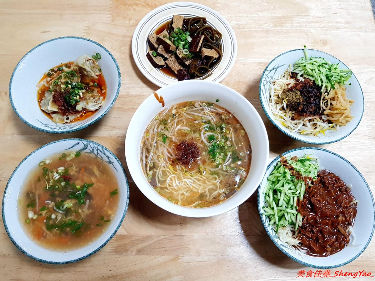[台中沙鹿]阿拉麵館 – 沙鹿開了兩年多的隱藏版麵館,麵食份量實在,配菜給得超有誠意,口味不俗,價位適中,店內用餐環境乾淨明亮,店家態度親切。
