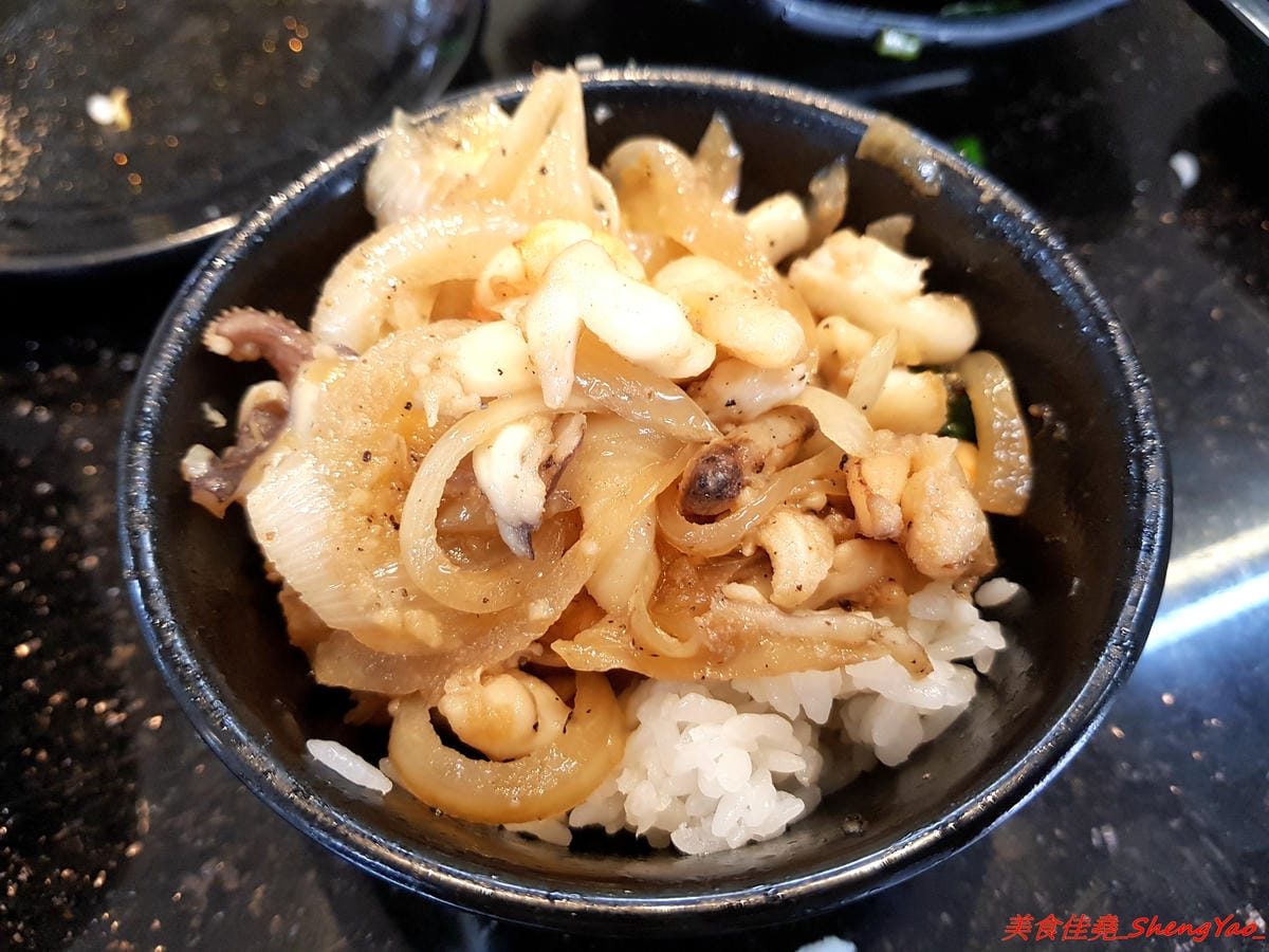 [台中沙鹿]浪人鐵板燒 – 靜宜商圈新開幕平價鐵板燒,東西份量不少,肉類給得相當有誠意,調味上還不錯,道道夠味好吃下飯,內用享白飯免費供應,價位幾乎都是百元出頭,C/P值頗高。