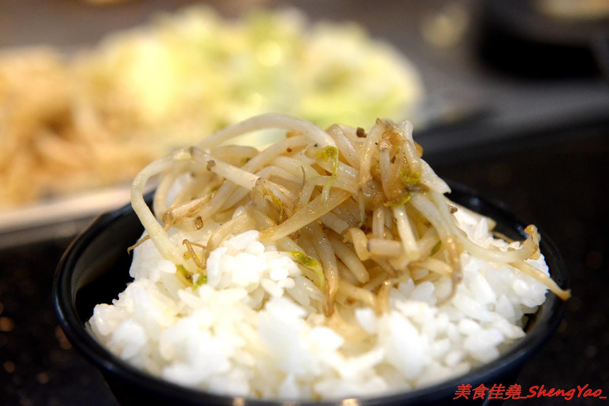 [台中沙鹿]浪人鐵板燒 – 靜宜商圈新開幕平價鐵板燒,東西份量不少,肉類給得相當有誠意,調味上還不錯,道道夠味好吃下飯,內用享白飯免費供應,價位幾乎都是百元出頭,C/P值頗高。