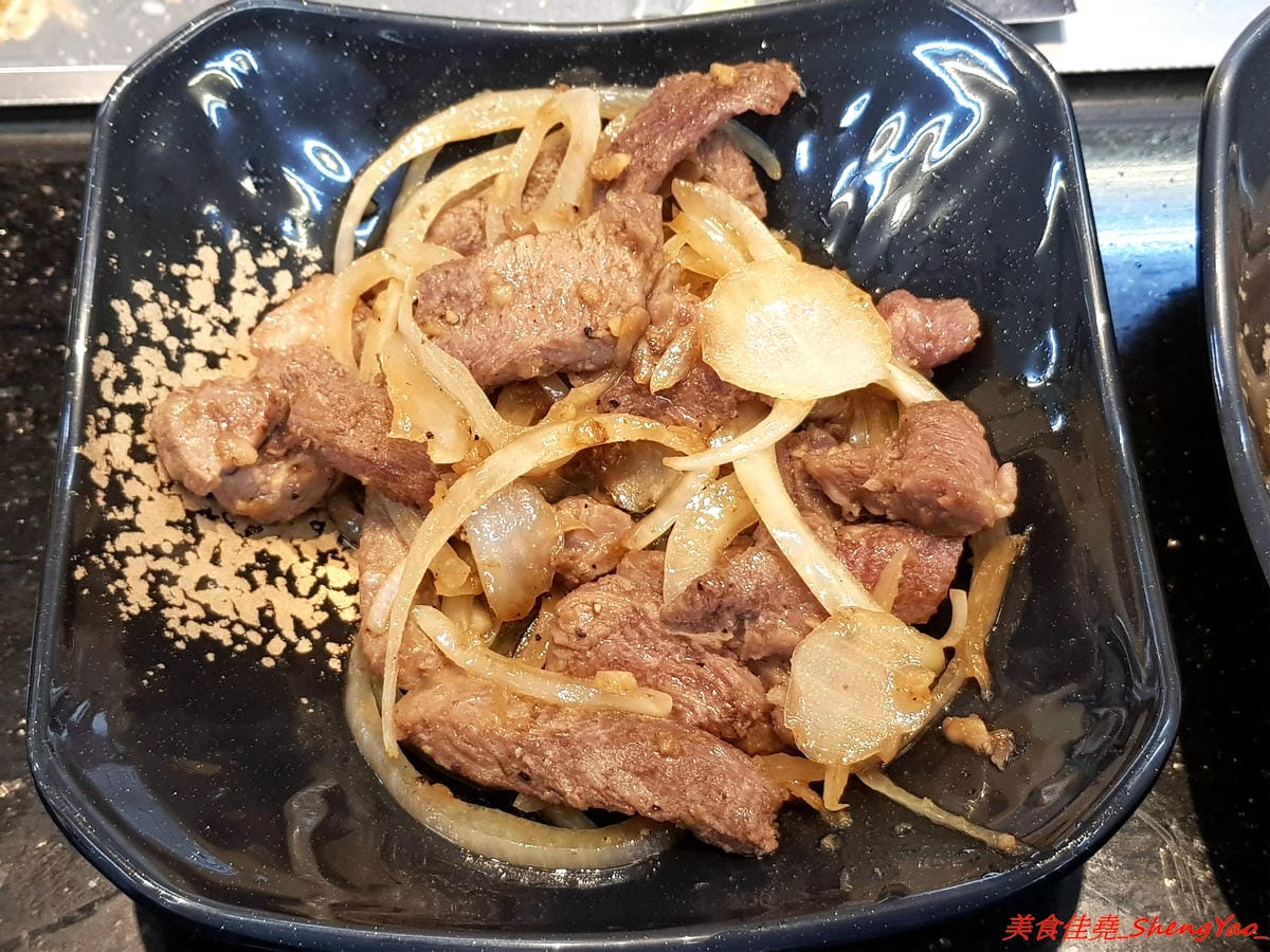 [台中沙鹿]浪人鐵板燒 – 靜宜商圈新開幕平價鐵板燒,東西份量不少,肉類給得相當有誠意,調味上還不錯,道道夠味好吃下飯,內用享白飯免費供應,價位幾乎都是百元出頭,C/P值頗高。