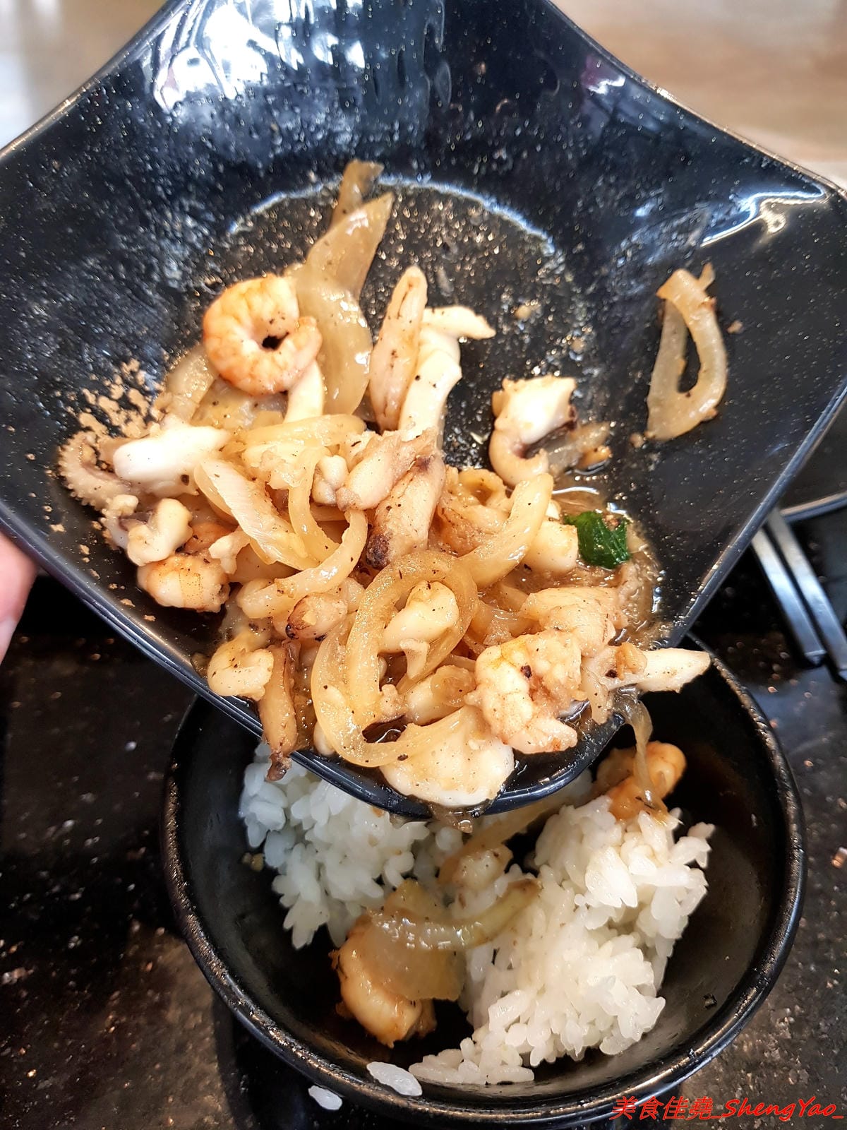 [台中沙鹿]浪人鐵板燒 – 靜宜商圈新開幕平價鐵板燒,東西份量不少,肉類給得相當有誠意,調味上還不錯,道道夠味好吃下飯,內用享白飯免費供應,價位幾乎都是百元出頭,C/P值頗高。