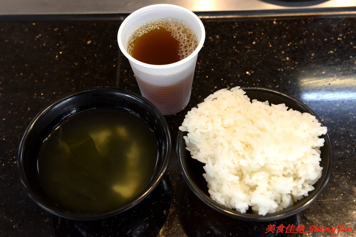 [台中沙鹿]浪人鐵板燒 – 靜宜商圈新開幕平價鐵板燒,東西份量不少,肉類給得相當有誠意,調味上還不錯,道道夠味好吃下飯,內用享白飯免費供應,價位幾乎都是百元出頭,C/P值頗高。