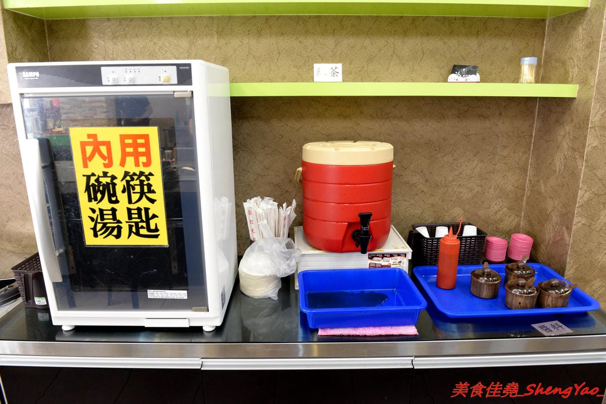 [台中沙鹿]浪人鐵板燒 – 靜宜商圈新開幕平價鐵板燒,東西份量不少,肉類給得相當有誠意,調味上還不錯,道道夠味好吃下飯,內用享白飯免費供應,價位幾乎都是百元出頭,C/P值頗高。