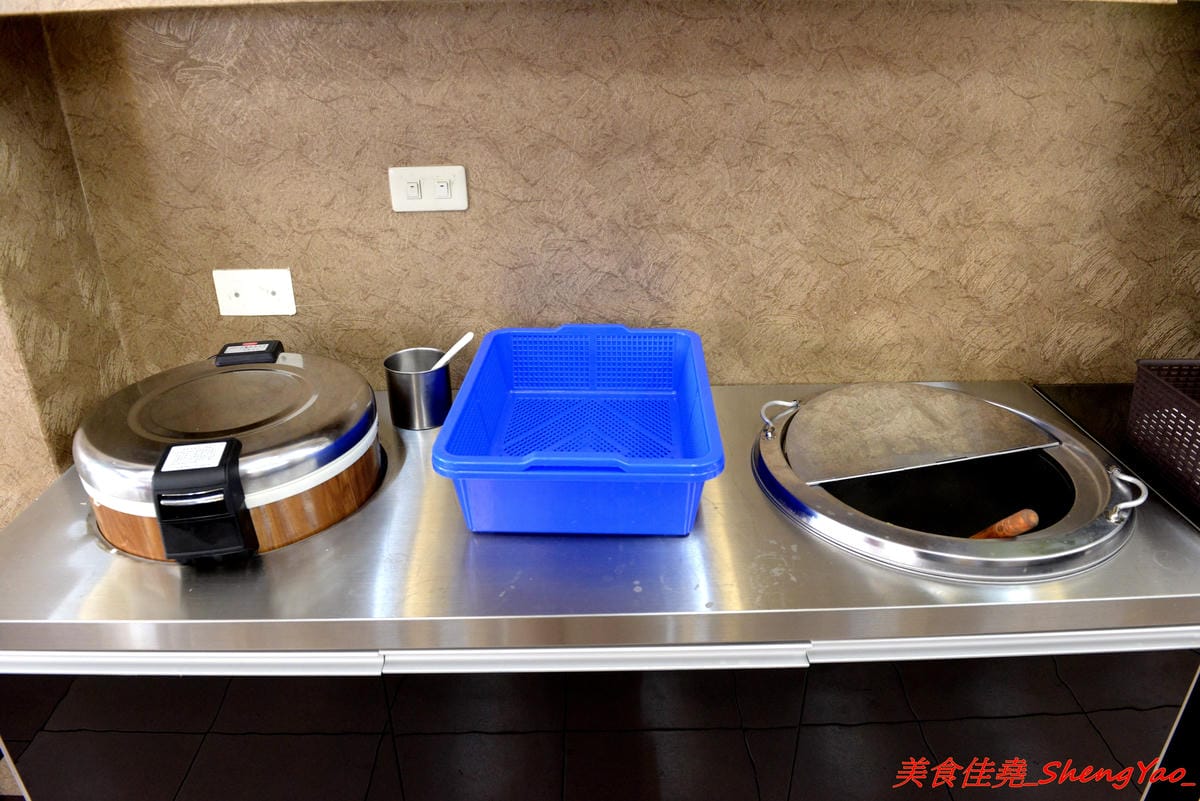 [台中沙鹿]浪人鐵板燒 – 靜宜商圈新開幕平價鐵板燒,東西份量不少,肉類給得相當有誠意,調味上還不錯,道道夠味好吃下飯,內用享白飯免費供應,價位幾乎都是百元出頭,C/P值頗高。