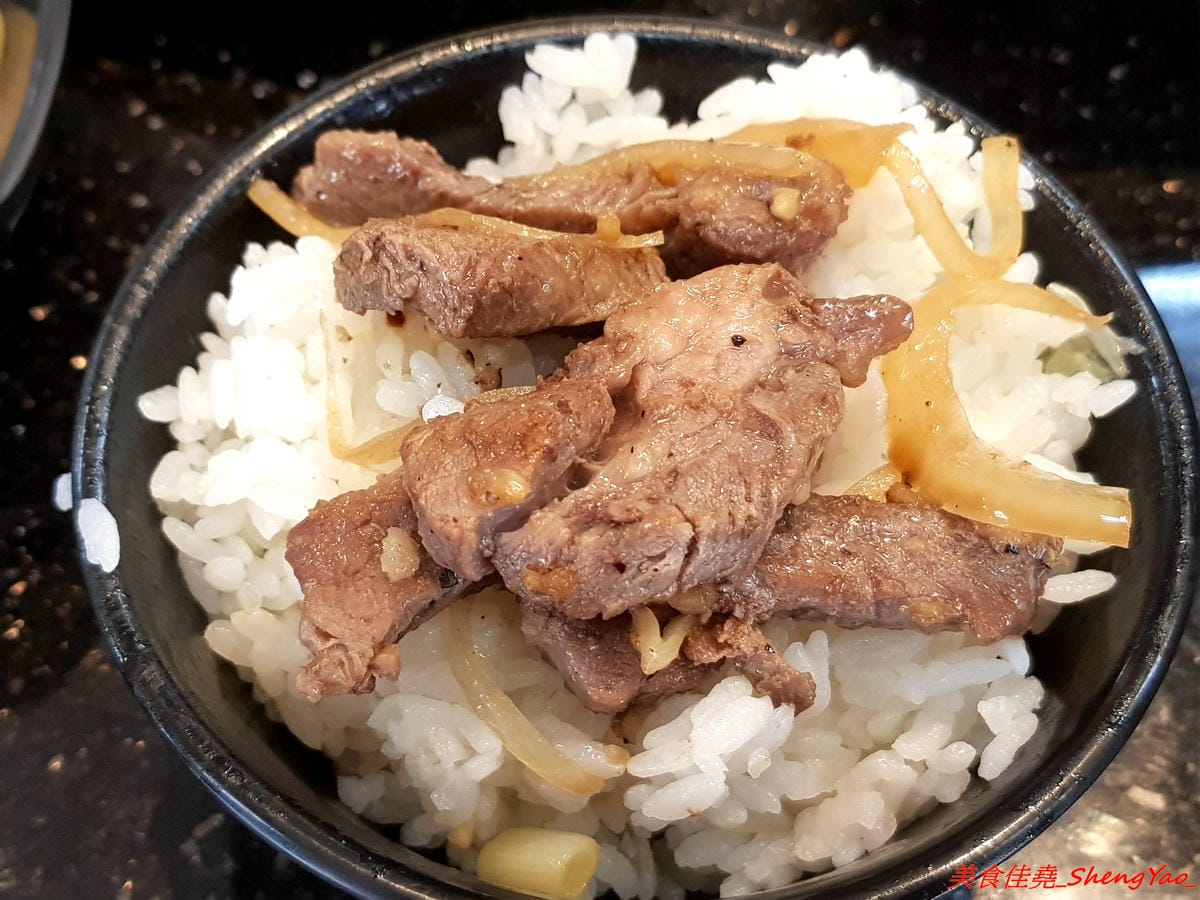 [台中沙鹿]浪人鐵板燒 – 靜宜商圈新開幕平價鐵板燒,東西份量不少,肉類給得相當有誠意,調味上還不錯,道道夠味好吃下飯,內用享白飯免費供應,價位幾乎都是百元出頭,C/P值頗高。