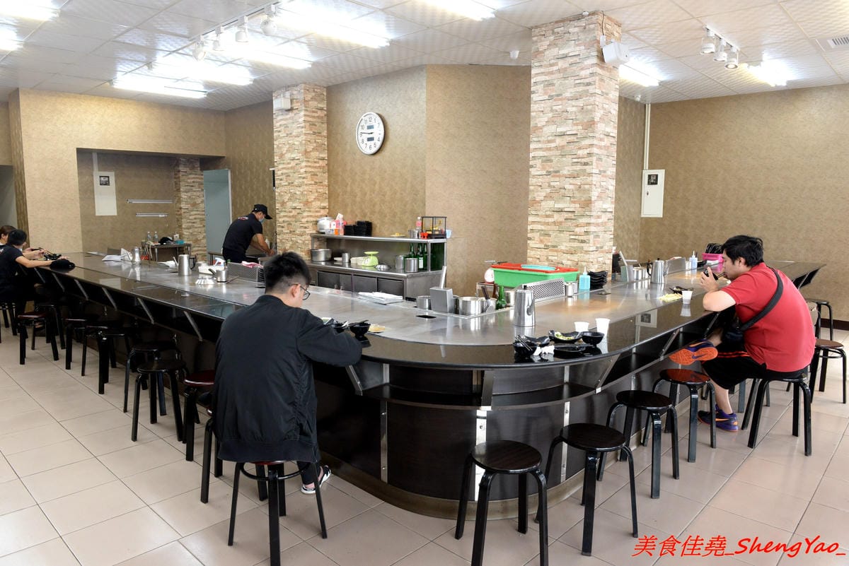 [台中沙鹿]浪人鐵板燒 – 靜宜商圈新開幕平價鐵板燒,東西份量不少,肉類給得相當有誠意,調味上還不錯,道道夠味好吃下飯,內用享白飯免費供應,價位幾乎都是百元出頭,C/P值頗高。