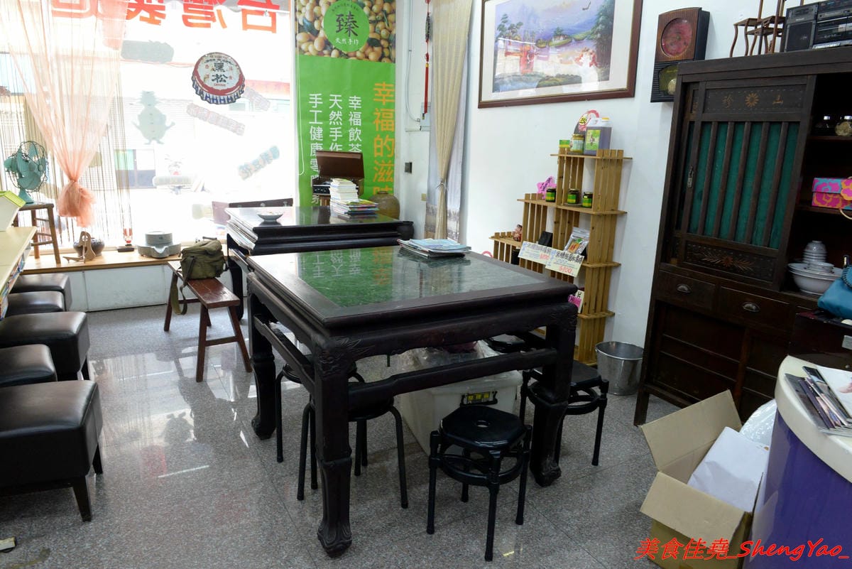[台中沙鹿]臻茶 二訪豆花刨冰系列- 沙鹿超用心的手做茶飲店,手工炒焦糖、自製蜜鳳梨,新推出豆花和刨冰,大推招牌綜合黑白配,豆花、仙草和地瓜Q圓都是店家自製的,好吃。(已歇業)
