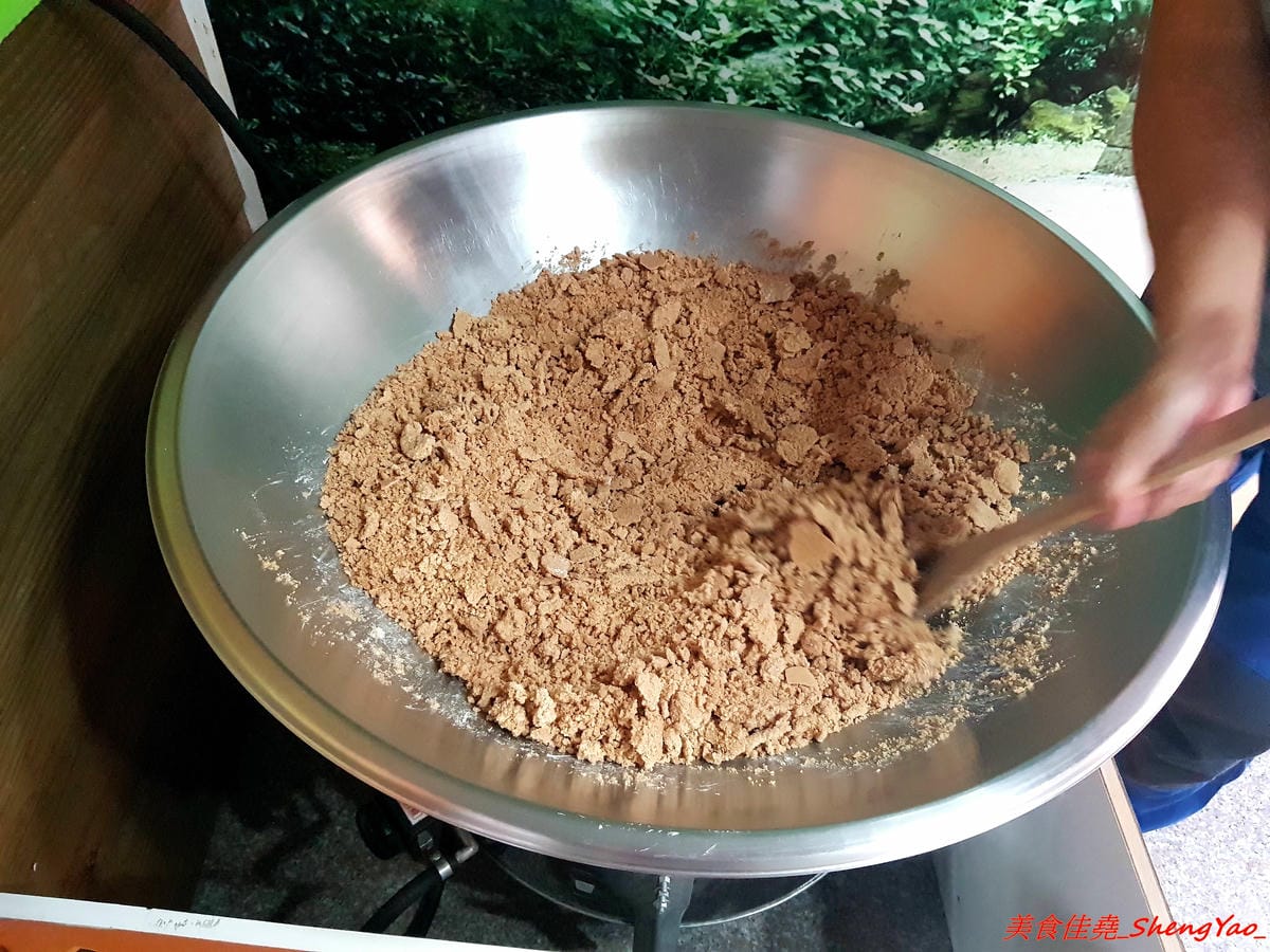 [台中沙鹿]臻茶 二訪豆花刨冰系列- 沙鹿超用心的手做茶飲店,手工炒焦糖、自製蜜鳳梨,新推出豆花和刨冰,大推招牌綜合黑白配,豆花、仙草和地瓜Q圓都是店家自製的,好吃。(已歇業)