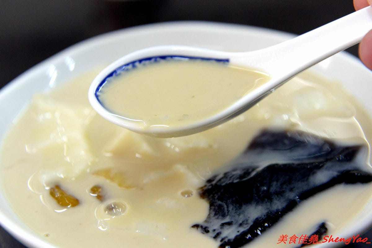 [台中沙鹿]臻茶 二訪豆花刨冰系列- 沙鹿超用心的手做茶飲店,手工炒焦糖、自製蜜鳳梨,新推出豆花和刨冰,大推招牌綜合黑白配,豆花、仙草和地瓜Q圓都是店家自製的,好吃。(已歇業)