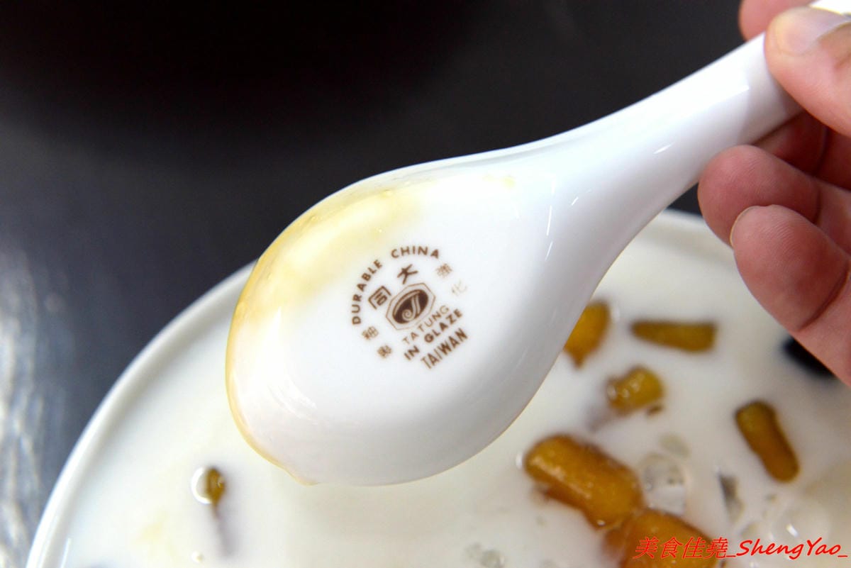 [台中沙鹿]臻茶 二訪豆花刨冰系列- 沙鹿超用心的手做茶飲店,手工炒焦糖、自製蜜鳳梨,新推出豆花和刨冰,大推招牌綜合黑白配,豆花、仙草和地瓜Q圓都是店家自製的,好吃。(已歇業)