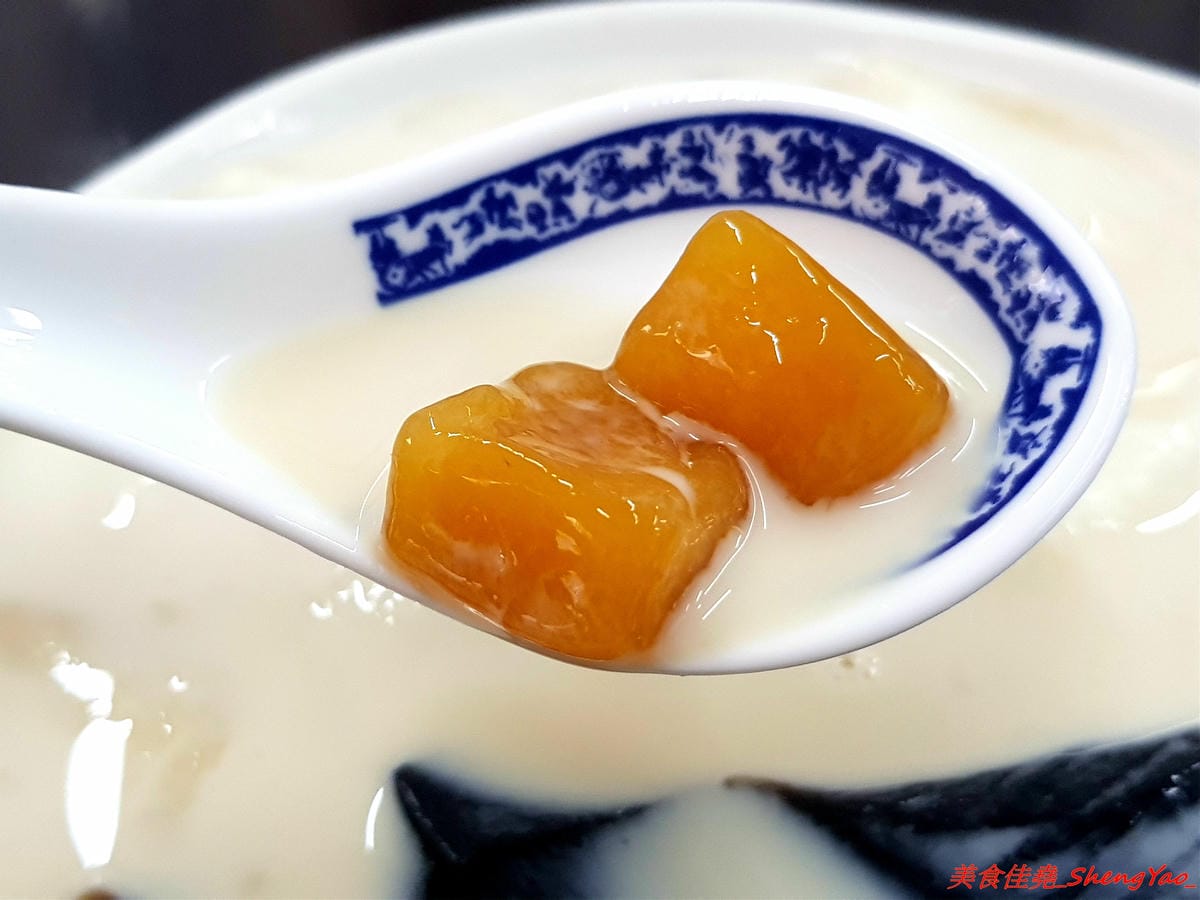 [台中沙鹿]臻茶 二訪豆花刨冰系列- 沙鹿超用心的手做茶飲店,手工炒焦糖、自製蜜鳳梨,新推出豆花和刨冰,大推招牌綜合黑白配,豆花、仙草和地瓜Q圓都是店家自製的,好吃。(已歇業)