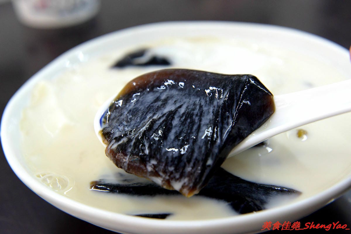 [台中沙鹿]臻茶 二訪豆花刨冰系列- 沙鹿超用心的手做茶飲店,手工炒焦糖、自製蜜鳳梨,新推出豆花和刨冰,大推招牌綜合黑白配,豆花、仙草和地瓜Q圓都是店家自製的,好吃。(已歇業)