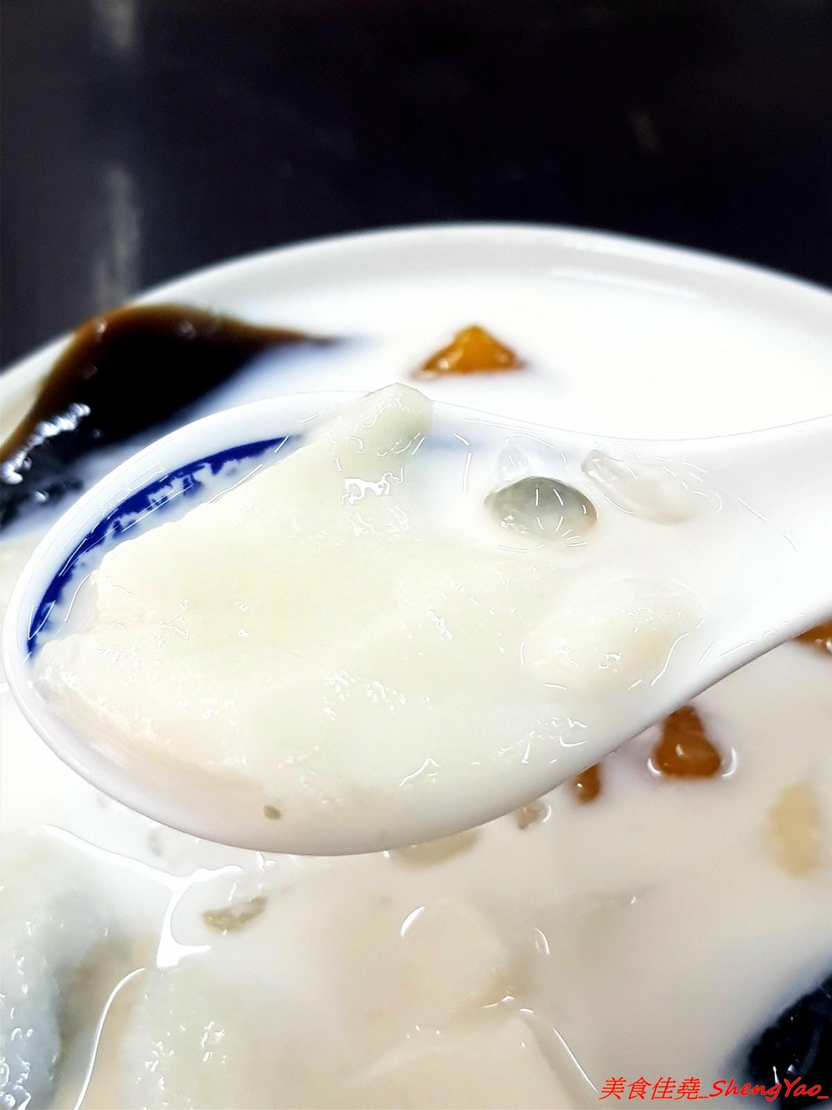 [台中沙鹿]臻茶 二訪豆花刨冰系列- 沙鹿超用心的手做茶飲店,手工炒焦糖、自製蜜鳳梨,新推出豆花和刨冰,大推招牌綜合黑白配,豆花、仙草和地瓜Q圓都是店家自製的,好吃。(已歇業)