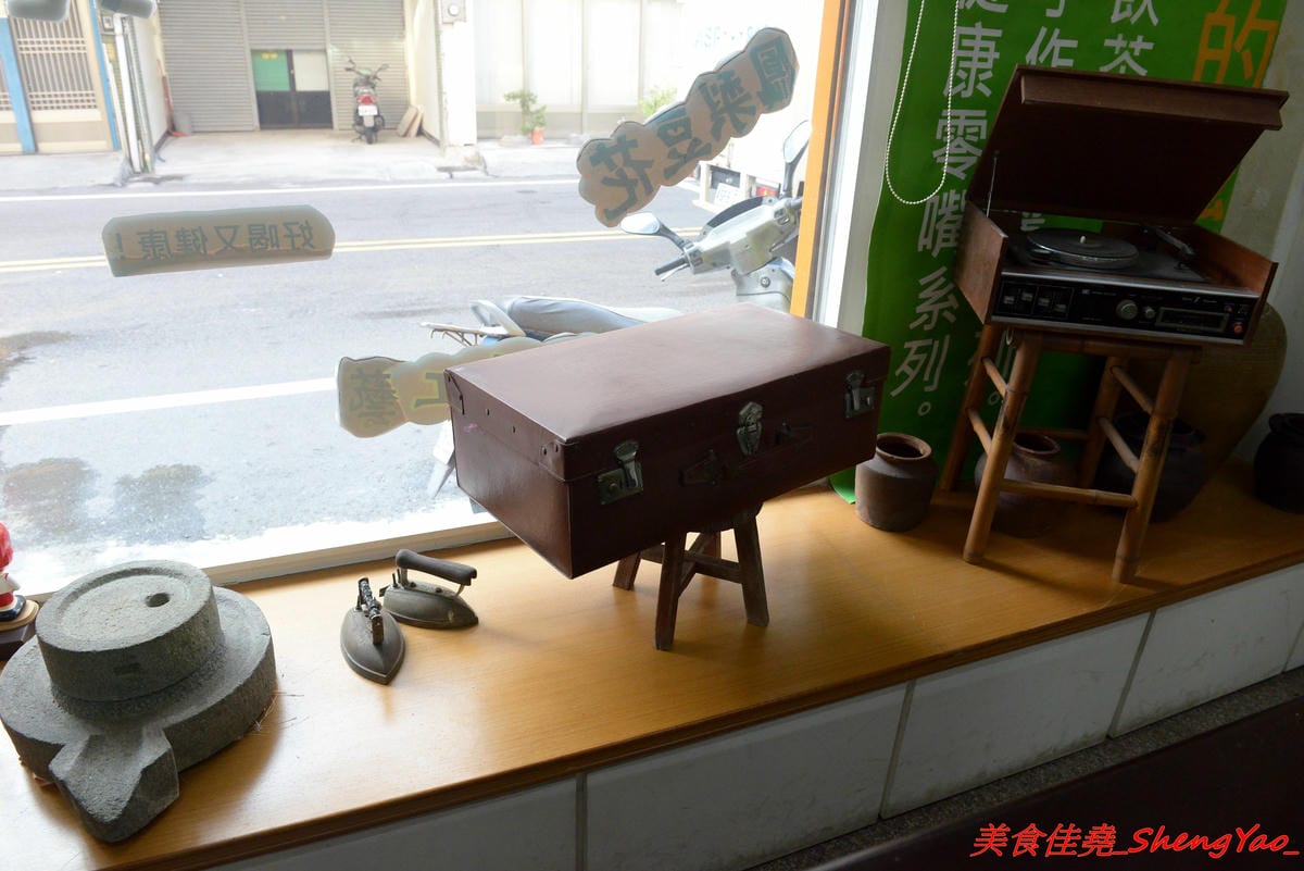 [台中沙鹿]臻茶 二訪豆花刨冰系列- 沙鹿超用心的手做茶飲店,手工炒焦糖、自製蜜鳳梨,新推出豆花和刨冰,大推招牌綜合黑白配,豆花、仙草和地瓜Q圓都是店家自製的,好吃。(已歇業)