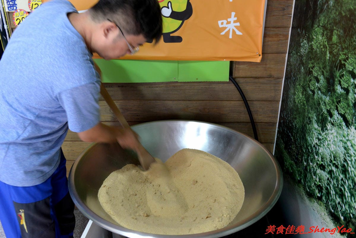 [台中沙鹿]臻茶 二訪豆花刨冰系列- 沙鹿超用心的手做茶飲店,手工炒焦糖、自製蜜鳳梨,新推出豆花和刨冰,大推招牌綜合黑白配,豆花、仙草和地瓜Q圓都是店家自製的,好吃。(已歇業)