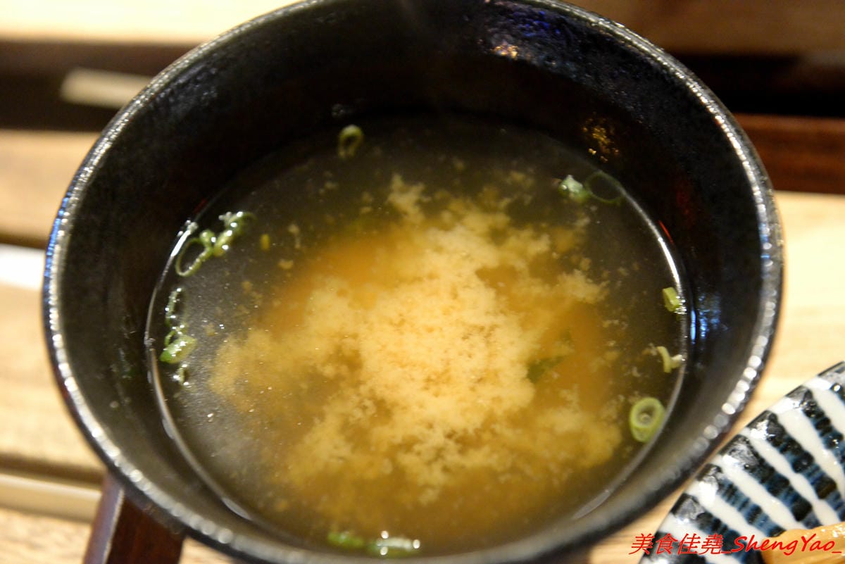 [台中沙鹿]日出町 丼飯拉麵 – 沙鹿福安黃昏市場旁新開的深夜食堂,露天環境吃拉麵丼飯很有氣氛,餐點帶點創意,價格相當平價,口味還OK,推薦炭烤肋排拉麵,比某些火葬場肋排拉麵好吃太多了。