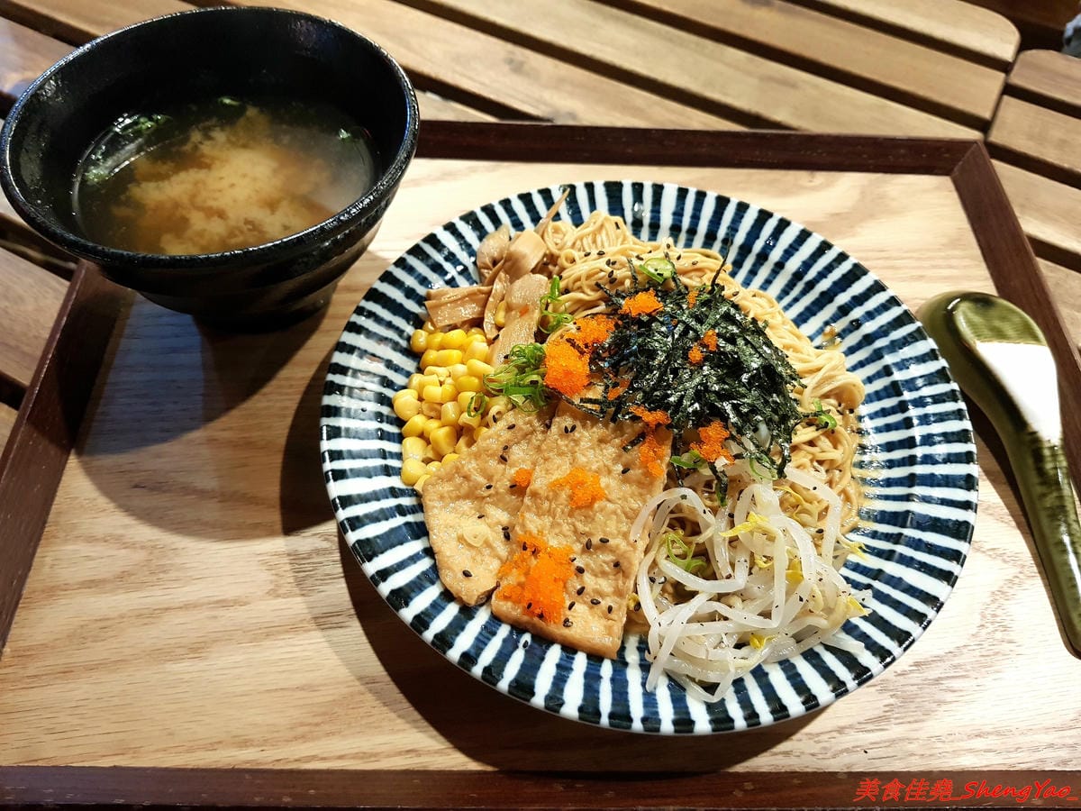 [台中沙鹿]日出町 丼飯拉麵 – 沙鹿福安黃昏市場旁新開的深夜食堂,露天環境吃拉麵丼飯很有氣氛,餐點帶點創意,價格相當平價,口味還OK,推薦炭烤肋排拉麵,比某些火葬場肋排拉麵好吃太多了。