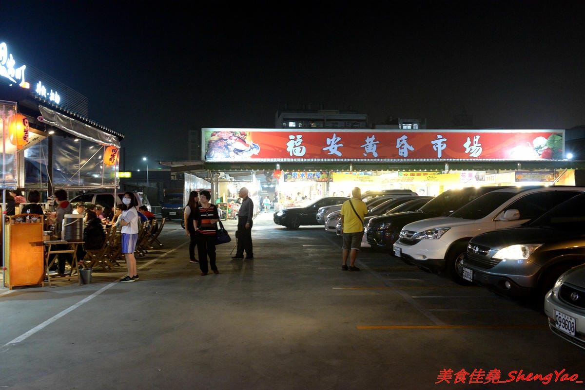[台中沙鹿]日出町 丼飯拉麵 – 沙鹿福安黃昏市場旁新開的深夜食堂,露天環境吃拉麵丼飯很有氣氛,餐點帶點創意,價格相當平價,口味還OK,推薦炭烤肋排拉麵,比某些火葬場肋排拉麵好吃太多了。