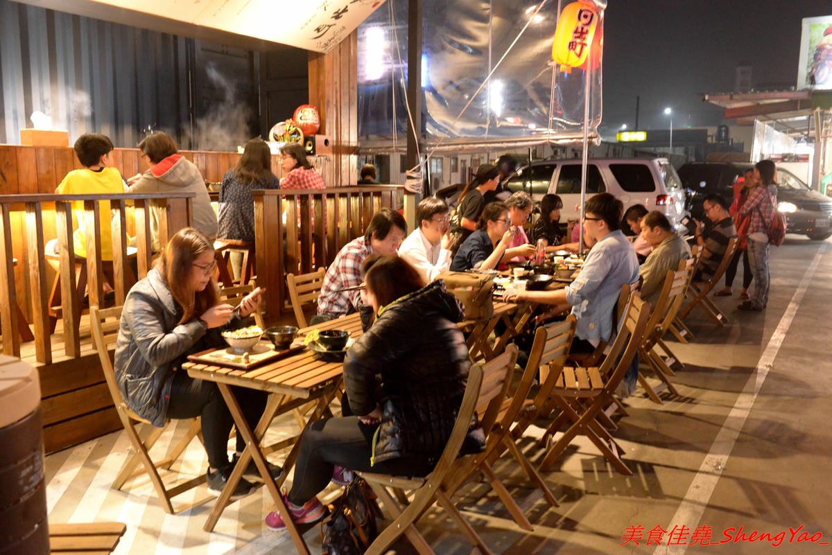 [台中沙鹿]日出町 丼飯拉麵 – 沙鹿福安黃昏市場旁新開的深夜食堂,露天環境吃拉麵丼飯很有氣氛,餐點帶點創意,價格相當平價,口味還OK,推薦炭烤肋排拉麵,比某些火葬場肋排拉麵好吃太多了。